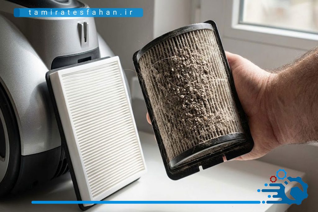 makesh2 نمای نزدیک مقایسه ای بین یک فیلتر هپا (HEPA) کاملا کثیف و مسدود شده با گرد و غبار در مقابل یک فیلتر جدید و تمیز جارو برقی.