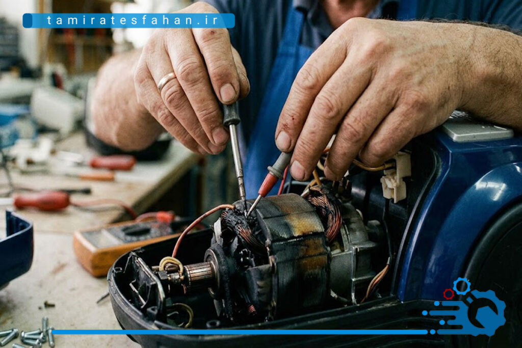 motorjarubarghi2 نمای نزدیک دستان تعمیرکار جاروبرقی درحال تعمیر موتورجاروبرقی سوخته